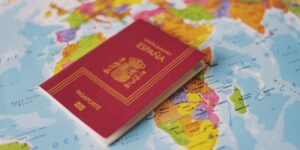 Al adquirir la nacionalidad española, no es necesario renunciar a la nacionalidad de origen.