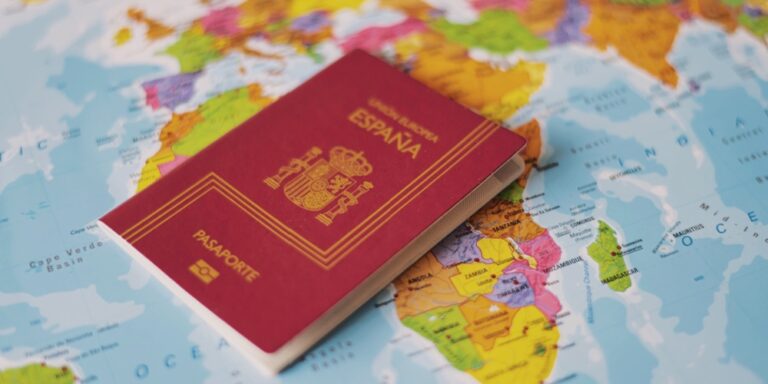 Al adquirir la nacionalidad española, no es necesario renunciar a la nacionalidad de origen.