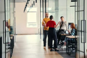 Descubre cómo emprender en España, elige la forma jurídica ideal, conoce los trámites burocráticos y consigue tu visado de negocio.