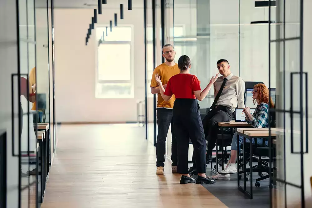 Descubre cómo emprender en España, elige la forma jurídica ideal, conoce los trámites burocráticos y consigue tu visado de negocio.
