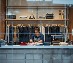 foto-clara-de-persona-atendente-de-tienda-de-ropa-scaled.jpg