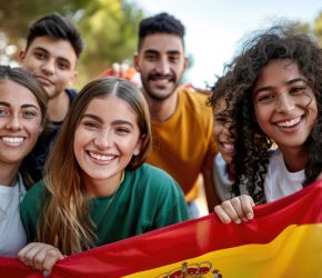 grupo-de-amigos-comemorando-com-bandeira-espanhola-scaled.jpg